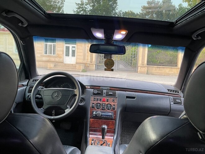 Mercedes E 240 1999, 290,615 km - 2.6 l - Mingəçevir