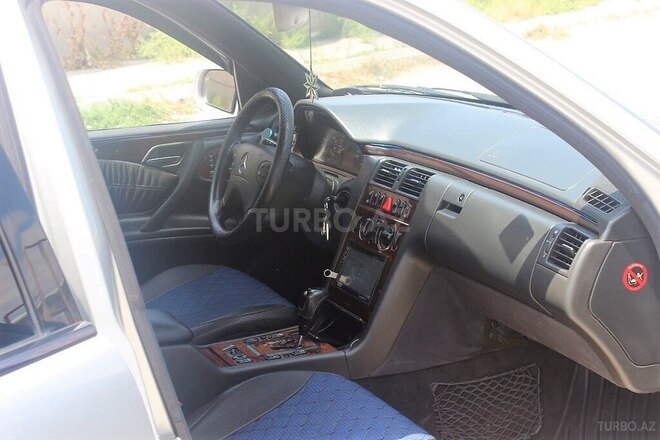 Mercedes E 240 2000, 333,000 km - 2.4 л - Bakı