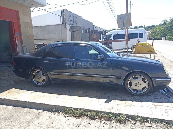 Mercedes E 280 1999, 300,000 km - 2.8 l - Quba