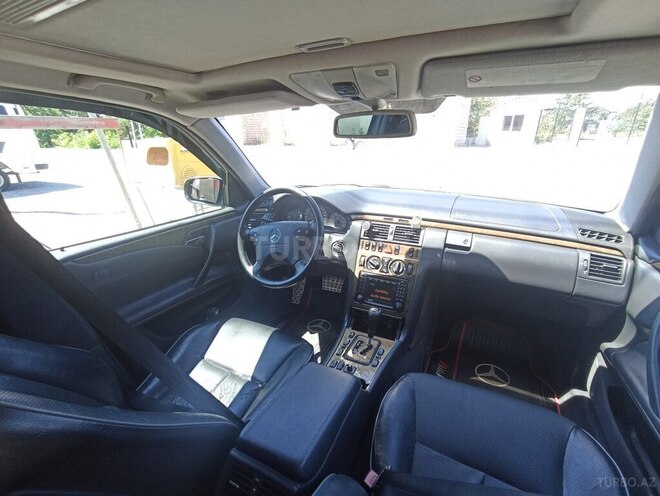 Mercedes E 280 1999, 300,000 km - 2.8 l - Quba