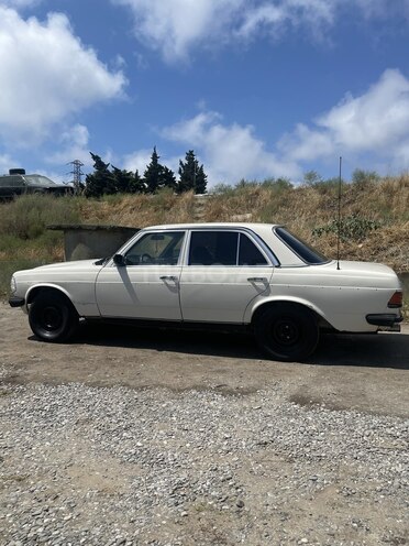 Mercedes E 230 1983, 235,000 km - 2.3 l - Bakı