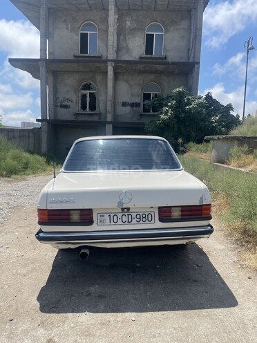 Mercedes E 230 1983, 235,000 km - 2.3 l - Bakı