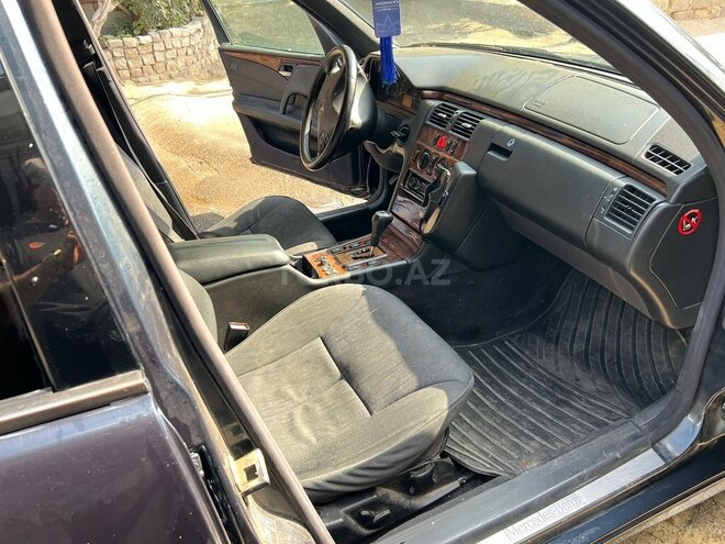Mercedes E 220 2000, 318,000 km - 2.2 l - Bakı