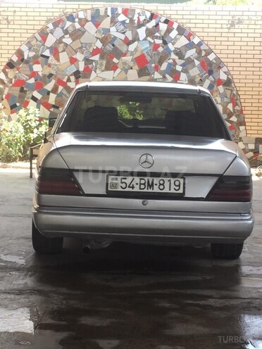 Mercedes E 200 1993, 196,000 km - 2.0 l - Saatlı