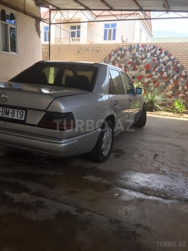 Mercedes E 200 1993, 196,000 km - 2.0 l - Saatlı
