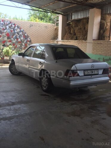 Mercedes E 200 1993, 196,000 km - 2.0 l - Saatlı