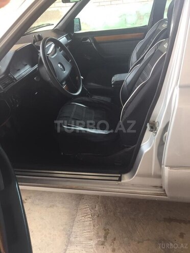 Mercedes E 200 1993, 196,000 km - 2.0 l - Saatlı