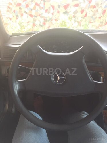 Mercedes E 200 1993, 196,000 km - 2.0 l - Saatlı