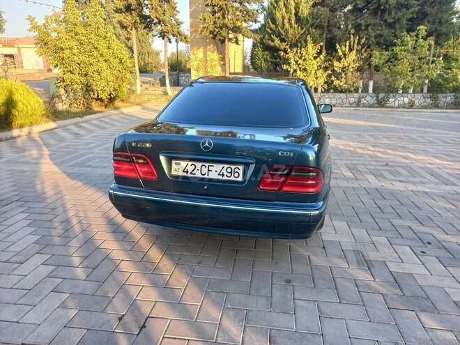 Mercedes E 220 2000, 365,000 km - 2.2 л - Sabirabad