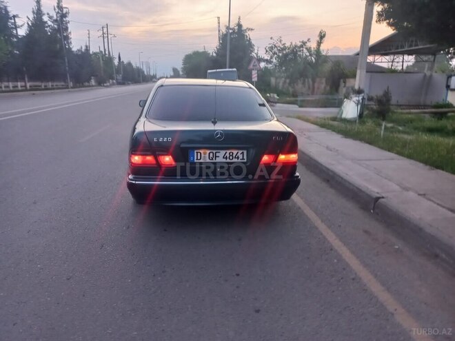 Mercedes E 220 2000, 365,000 km - 2.2 л - Sabirabad