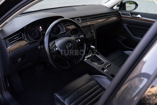Volkswagen Passat 2018, 93,500 km - 1.8 l - Bakı