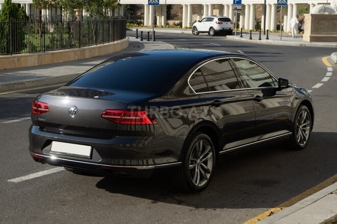 Volkswagen Passat 2018, 93,500 km - 1.8 l - Bakı