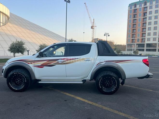 Mitsubishi L200 2015, 153,700 km - 2.5 l - Bakı
