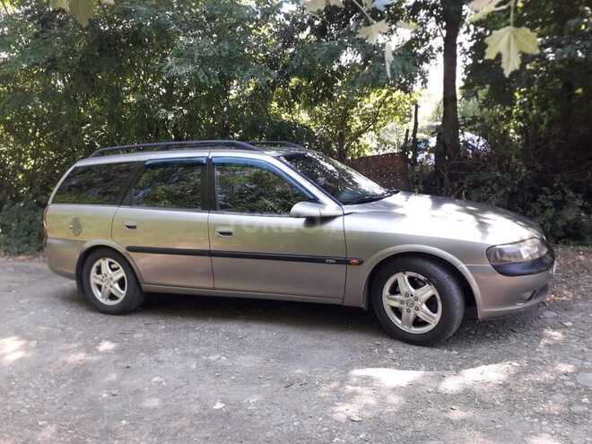 Opel Vectra 1997, 317,000 km - 2.0 л - Qusar