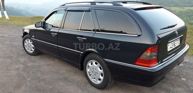 Mercedes C 220 2000, 318,000 km - 2.2 л - Lerik