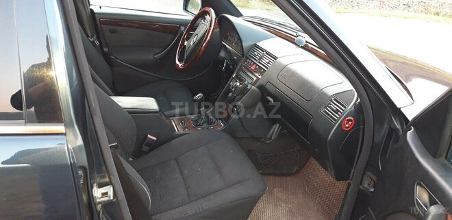 Mercedes C 220 2000, 318,000 km - 2.2 л - Lerik