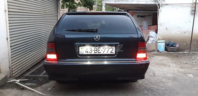 Mercedes C 220 2000, 318,000 km - 2.2 л - Lerik