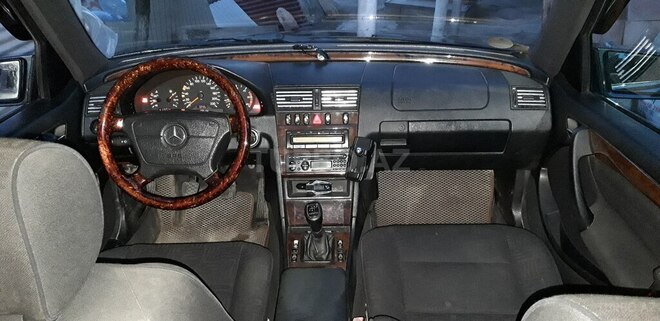 Mercedes C 220 2000, 318,000 km - 2.2 л - Lerik
