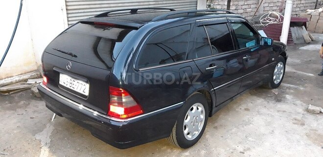 Mercedes C 220 2000, 318,000 km - 2.2 л - Lerik
