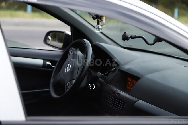 Opel Astra 2006, 253,000 km - 1.6 л - Quba