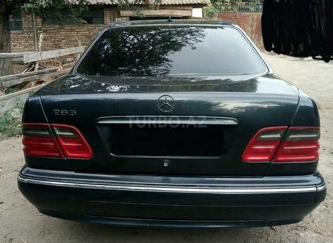 Mercedes E 240 1999, 300,000 km - 2.4 l - Ucar
