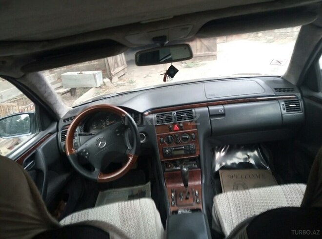 Mercedes E 240 1999, 300,000 km - 2.4 l - Ucar