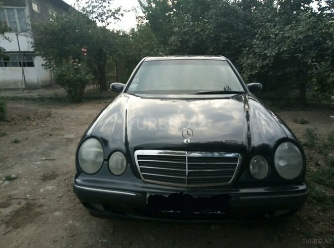 Mercedes E 240 1999, 300,000 km - 2.4 l - Ucar