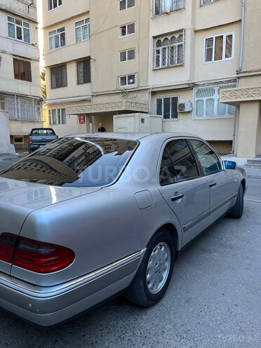 Mercedes E 240 1998, 221,000 km - 2.4 l - Bakı