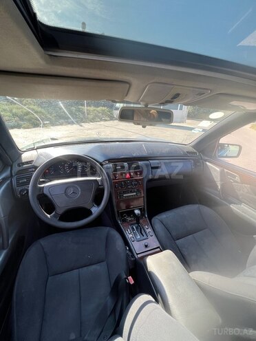 Mercedes E 230 1995, 328,000 km - 2.3 l - Bakı