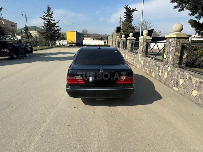 Mercedes E 240 2000, 280,000 km - 2.4 л - Quba