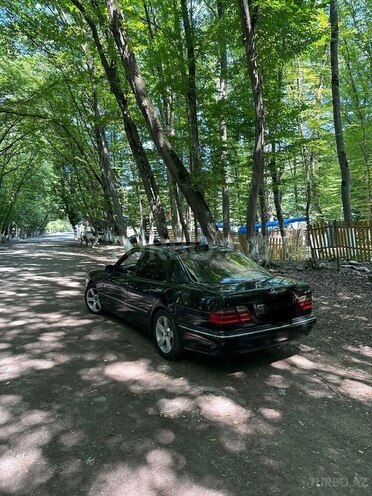 Mercedes E 240 2000, 280,000 km - 2.4 л - Quba