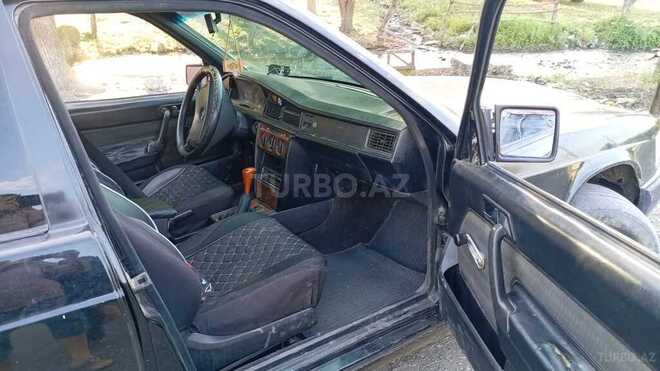 Mercedes 190 1991, 300,000 km - 2.0 l - Qax