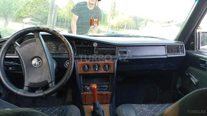 Mercedes 190 1991, 300,000 km - 2.0 l - Qax