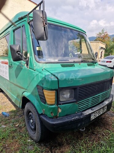 Mercedes 208 D 1993, 300,000 km - 2.5 l - Zaqatala