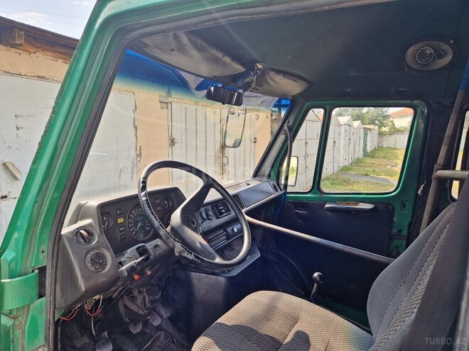 Mercedes 208 D 1993, 300,000 km - 2.5 l - Zaqatala