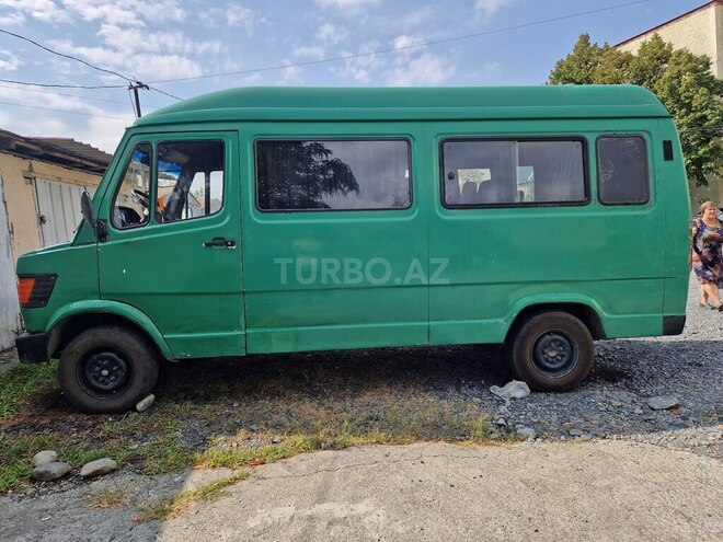 Mercedes 208 D 1993, 300,000 km - 2.5 l - Zaqatala