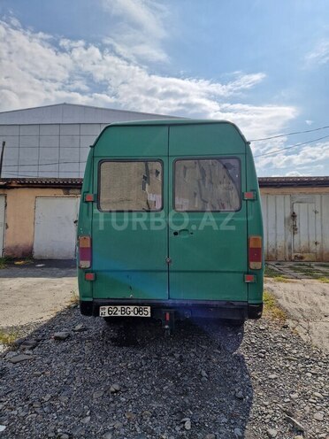 Mercedes 208 D 1993, 300,000 km - 2.5 l - Zaqatala