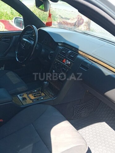 Mercedes E 220 2000, 424,059 km - 2.2 l - Zaqatala