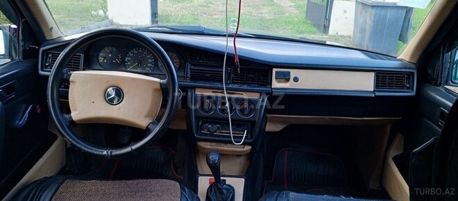 Mercedes 190 1991, 350,000 km - 2.0 l - Zaqatala