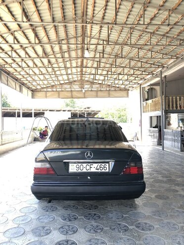 Mercedes E 220 1995, 179,970 km - 2.2 l - Masallı