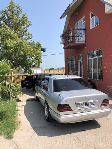Mercedes E 220 1993, 485,000 km - 2.2 l - Xudat
