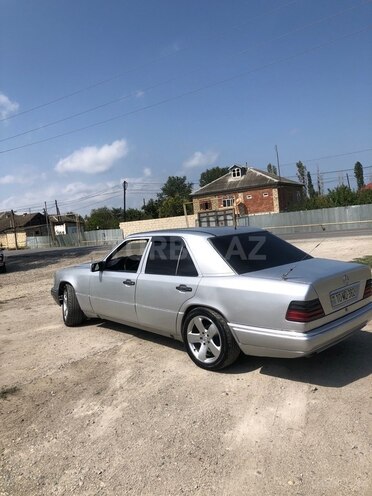 Mercedes E 220 1993, 485,000 km - 2.2 l - Xudat