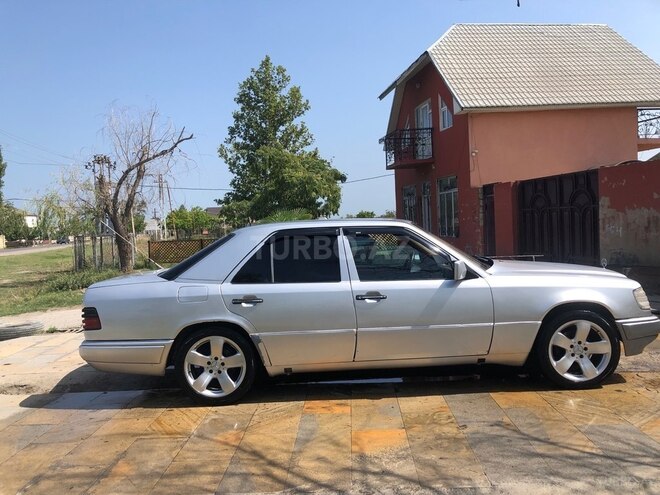 Mercedes E 220 1993, 485,000 km - 2.2 l - Xudat