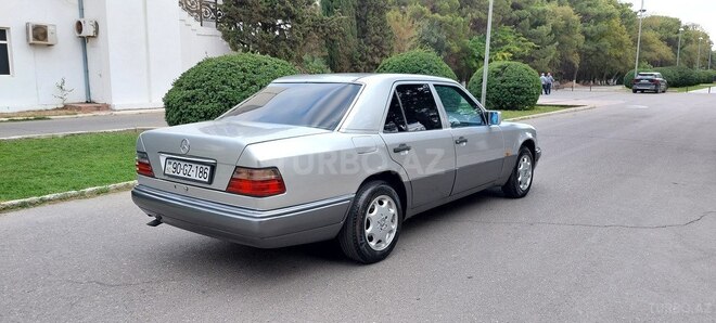 Mercedes E 220 1995, 258,000 km - 2.2 l - Sumqayıt