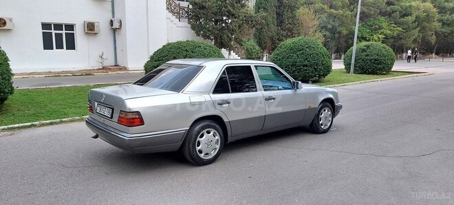 Mercedes E 220 1995, 258,000 km - 2.2 l - Sumqayıt