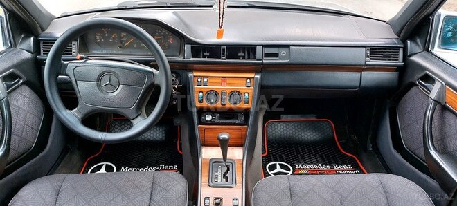 Mercedes E 220 1995, 258,000 km - 2.2 l - Sumqayıt