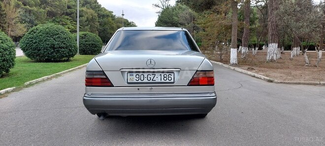 Mercedes E 220 1995, 258,000 km - 2.2 l - Sumqayıt