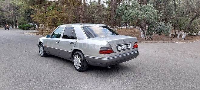 Mercedes E 220 1995, 258,000 km - 2.2 l - Sumqayıt