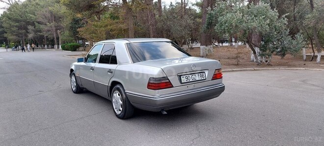Mercedes E 220 1995, 258,000 km - 2.2 l - Sumqayıt