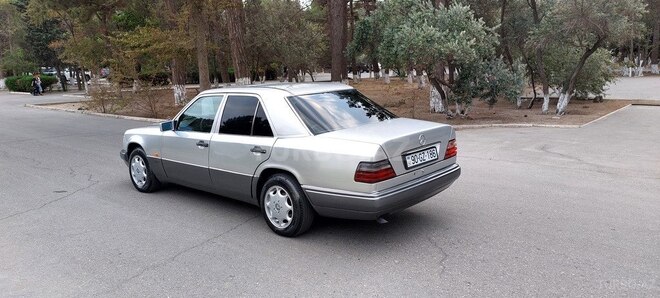 Mercedes E 220 1995, 258,000 km - 2.2 l - Sumqayıt